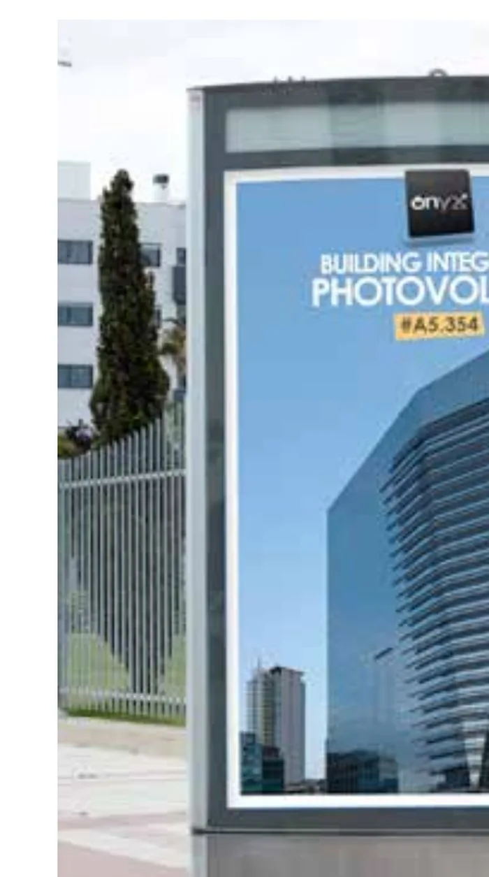 Plakat von Onyx Solar an einer Haltestelle mit Glasfassade