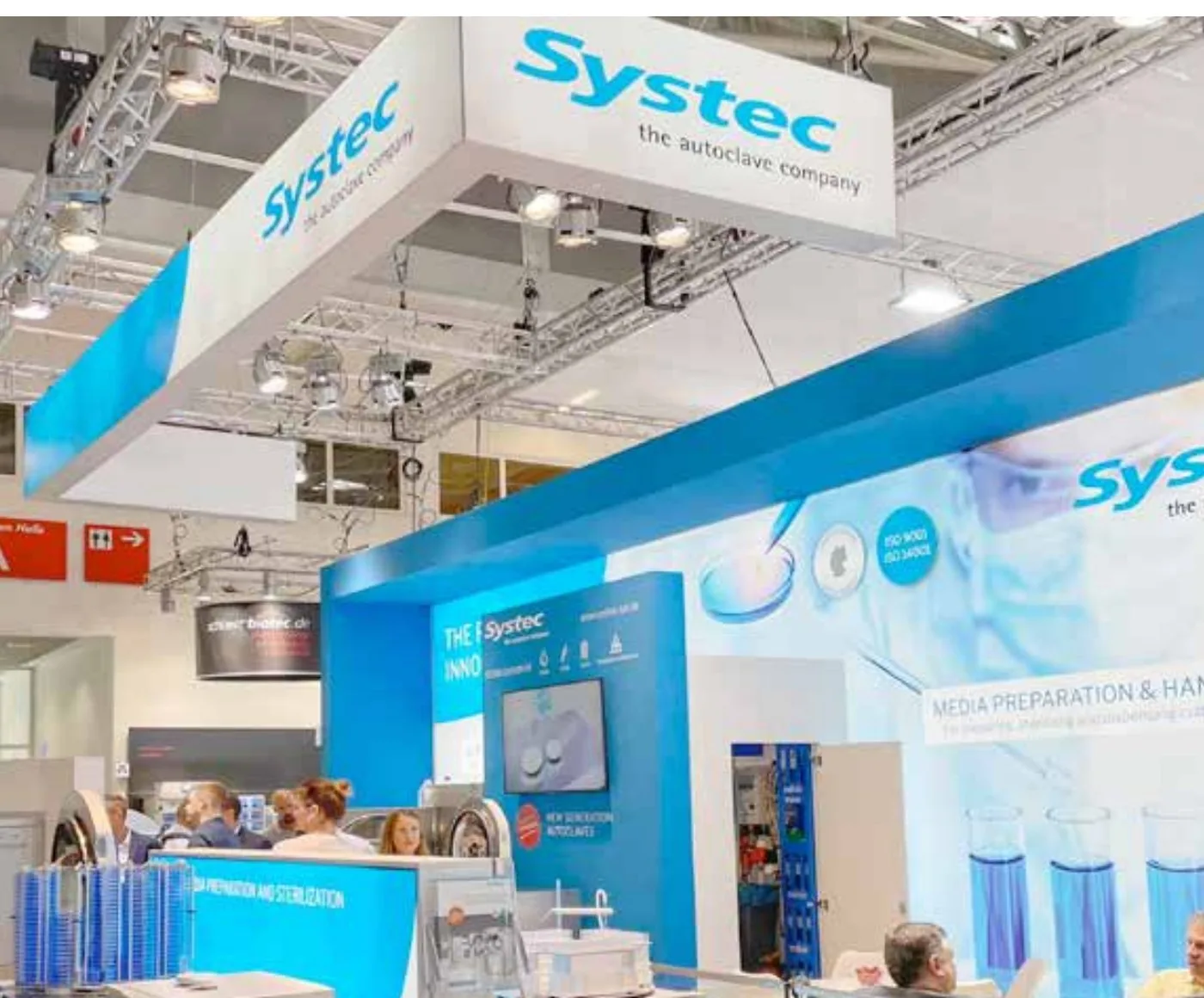 Messestand von Systec in Blau und Weiß mit Autoklaven